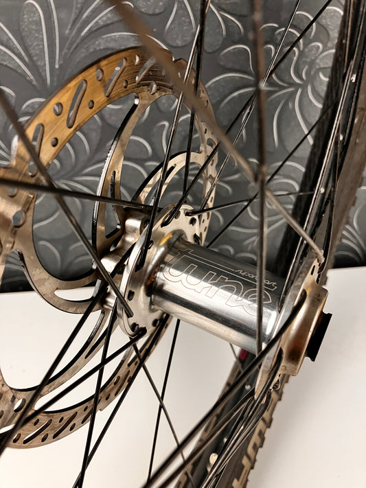 Koło przednie 27.5” piasta Tune 15x100 + obręcz DT Swiss + opona Schwalbe