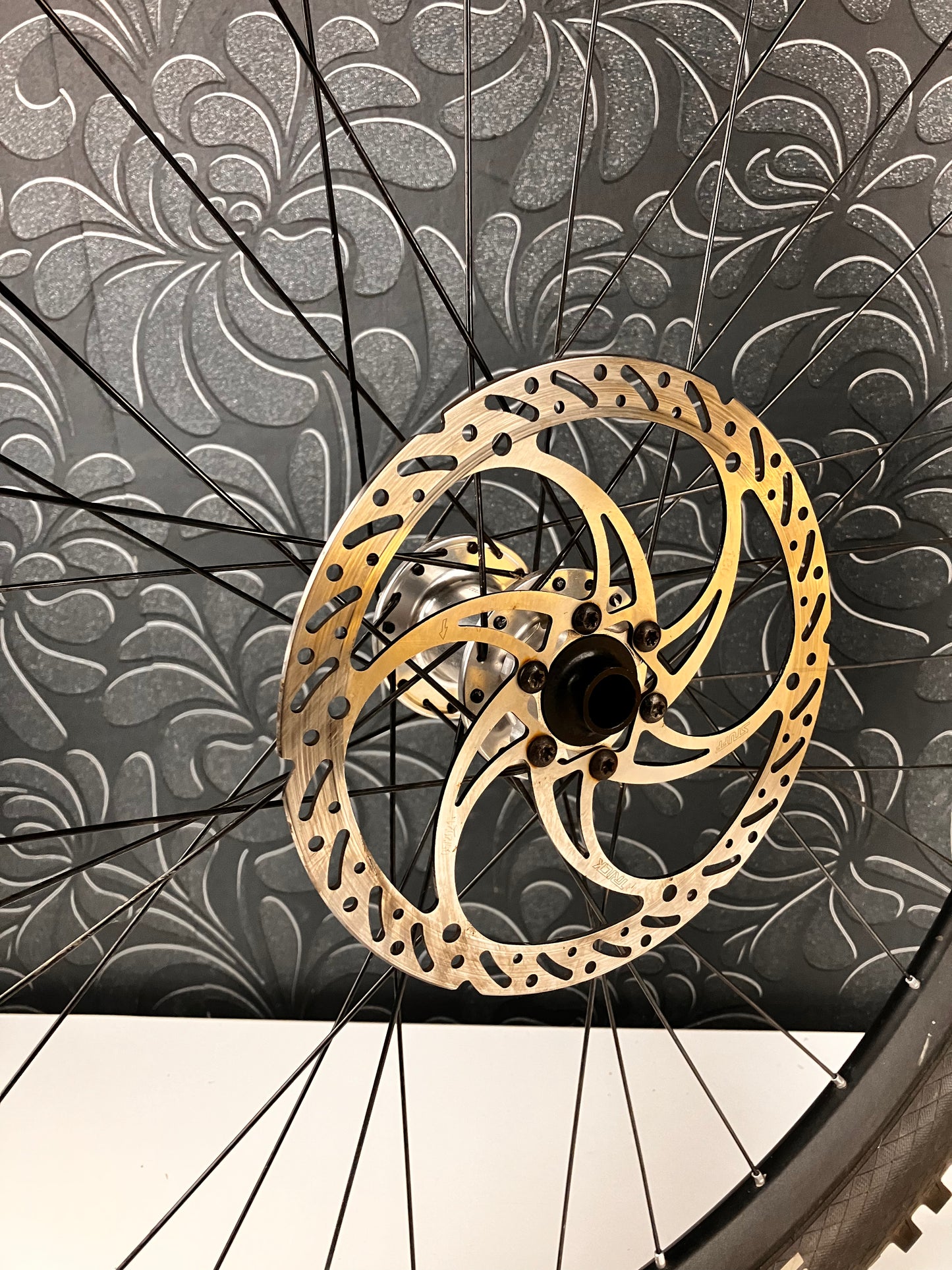 Koło przednie 27.5” piasta Tune 15x100 + obręcz DT Swiss + opona Schwalbe